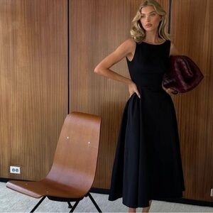 Helsa - STRETCH COTTON SATEEN MIDI DRESS IN BLACK - Size M